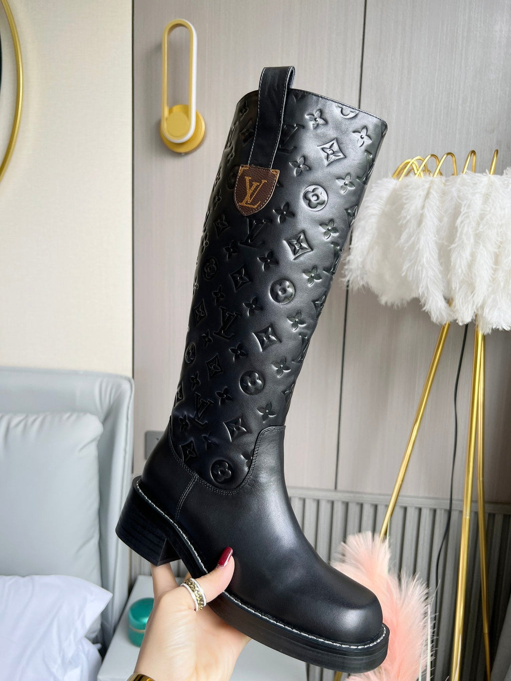 V Logo stylish embossed printed leather boots 0724101803